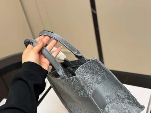 شنطة ديور Book tote