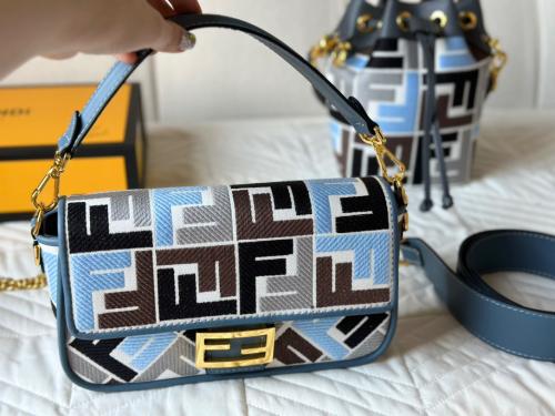 شنطة فندي Baguette ( متوفرة بحجمين )