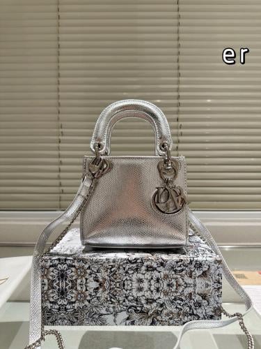شنطة ليدي ديور Lady Dior (متوفرة بعدة الوان)