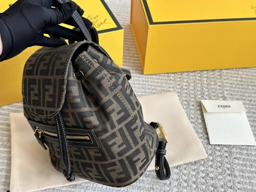 شنطة ظهر فندي