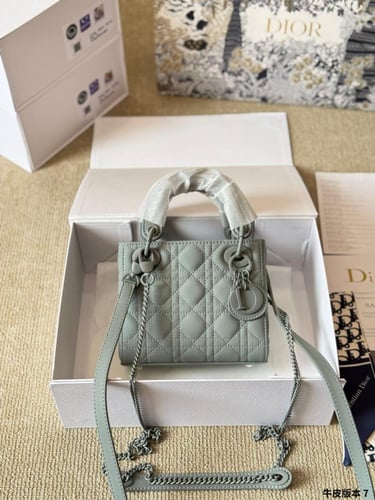 شنطة ليدي ديور Lady Dior (متوفرة بعدة احجام)