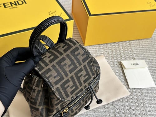 شنطة ظهر فندي