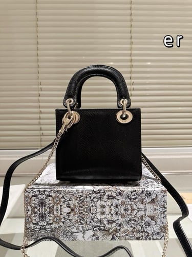شنطة ليدي ديور Lady Dior (متوفرة بعدة الوان)