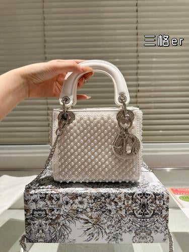 شنطة ليدي ديور 17cm Lady Dior (متوفرة بعدة الوان)
