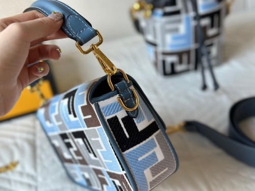 شنطة فندي Baguette ( متوفرة بحجمين )