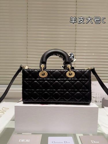 شنطة ليدي ديور 26cm Lady Dior (متوفرة بعدة الوان)