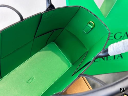 شنطة بوتيقا ( متوفرة بعدة الوان )