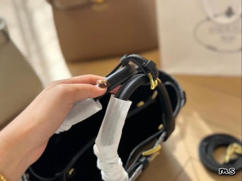 شنطة برادا بوكل Buckle ( متوفر بعدة الوان )