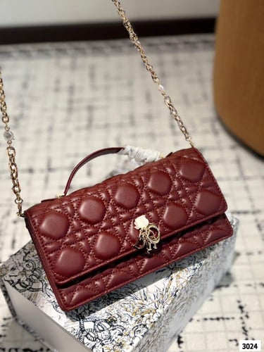 شنطة ديور (متوفرة بعد الوان)