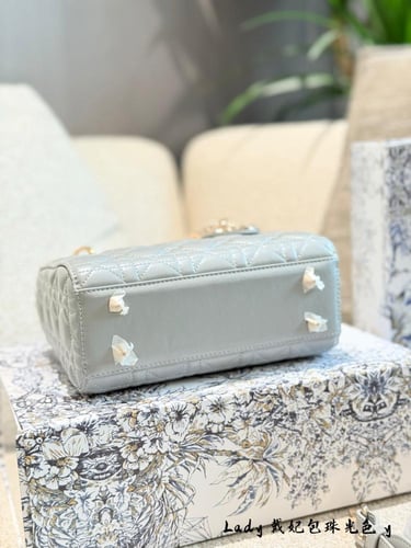 شنطة ليدي ديور Lady Dior (متوفرة بعدة احجام)