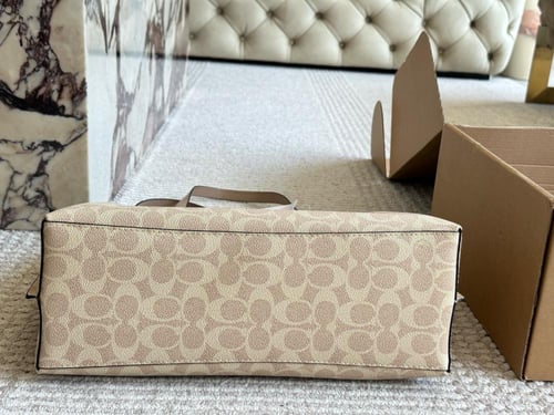 شنطة كوتش tote (متوفرة بلونين)