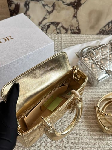 شنطة ليدي ديور Lady Dior (متوفرة بلونين)