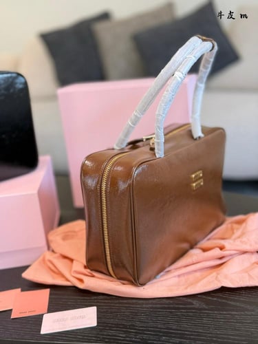 شنطة ميو ميو Beau لماع كانفا 34cm ( متوفرة بعدة ال...