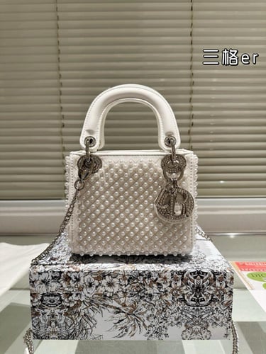 شنطة ليدي ديور 17cm Lady Dior (متوفرة بعدة الوان)