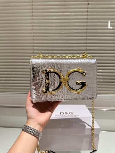 شنطة دولشي اند غابانا فضي