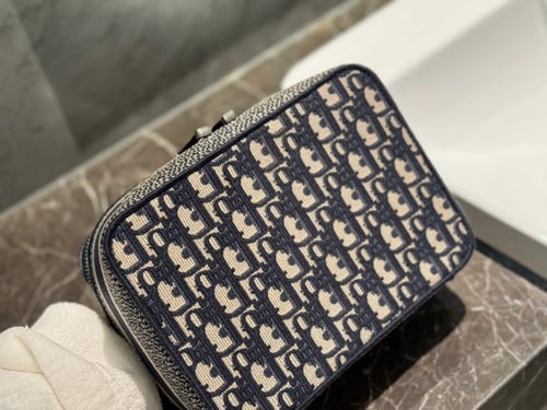 شنطة مكياج ديور