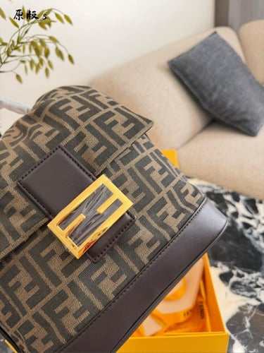 شنطة ظهر فندي