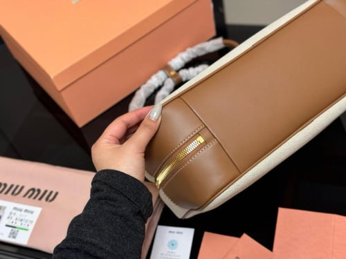 شنطة ميو ميو Beau كانفا 34cm