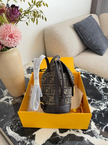 شنطة ظهر فندي