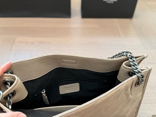 شنطة سان لوران(متوفر بعدة الوان)