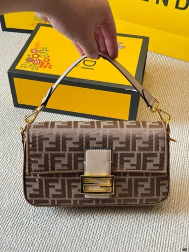 شنطة فندي باقيت Baguette (متوفرة بعدة احجام والوان...