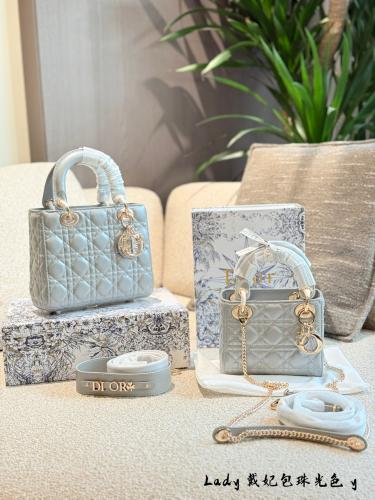 شنطة ليدي ديور Lady Dior (متوفرة بعدة احجام)