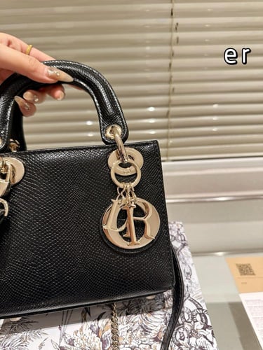 شنطة ليدي ديور Lady Dior (متوفرة بعدة الوان)