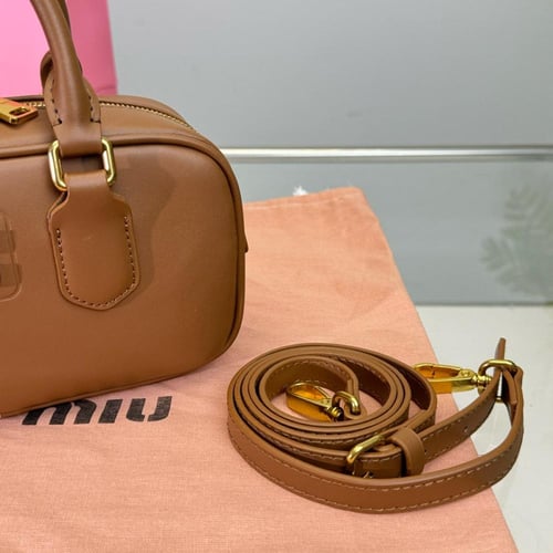 شنطة ميو ميو Arcadie مقاس 22cm ( متوفر بعدة الوان...