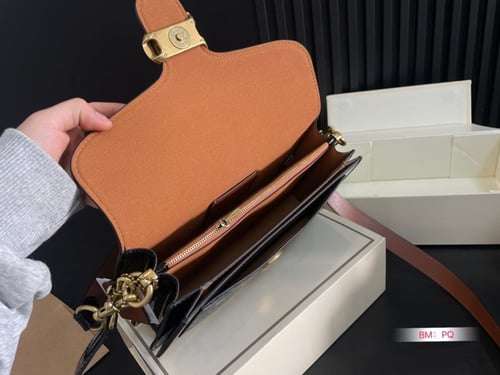 شنطة كوتش تابي لامع