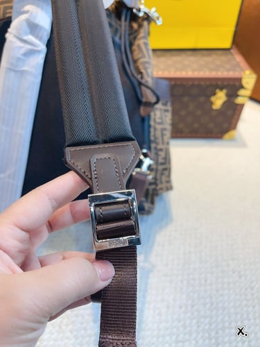 شنطة ظهر فندي ( بالوان متعددة )