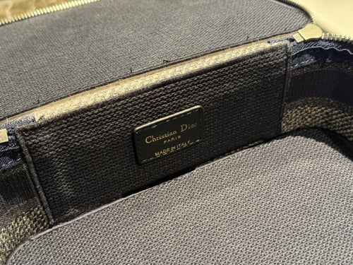 شنطة مكياج ديور