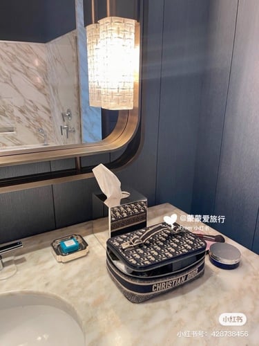 شنطة مكياج ديور