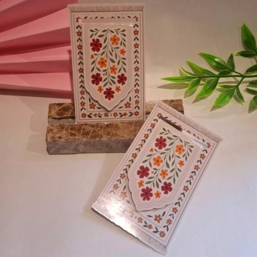 فاصل على شكل سجادة بخلفية زهور