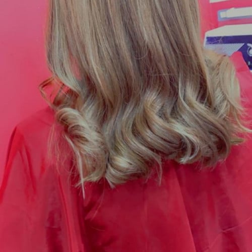 صبغه شعر مع خصل شعر طويل