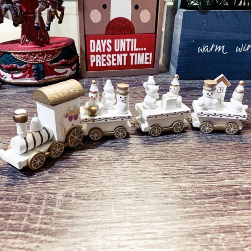 قطار بلمسات الكريسماس باللون الابيض والذهبي