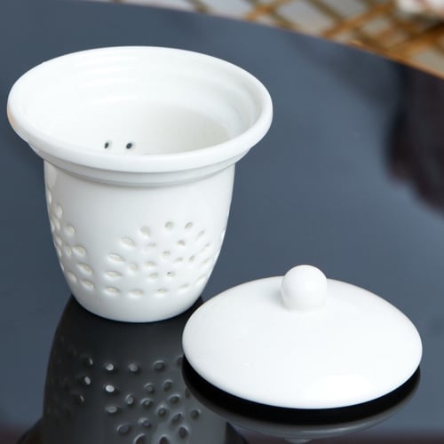 كوب زجاجي بمصفاه باللون الابيض