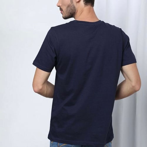 تيشيرت باتمان باللون الكحلي والذهبي