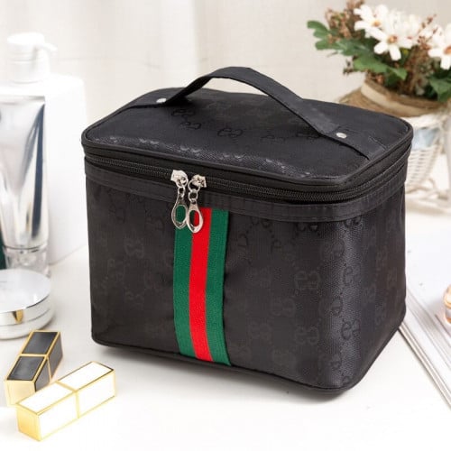 شنطة مكياج باللون الاسود والاحمر