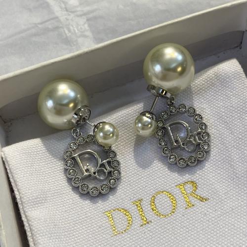أقراط ديور (Dior) بتصميم بيضاوي