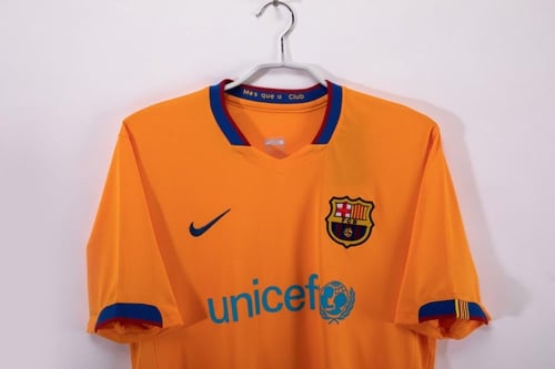 تيشيرت برشلونة الاحتياطي لموسم 2006-2007 باللون ال...