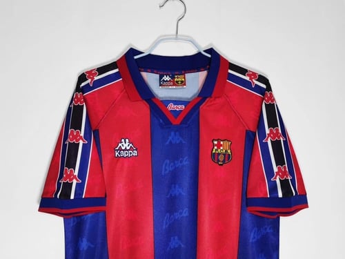 برشلونة الكلاسيكي الأساسي من كابا لموسم 1995-1996.