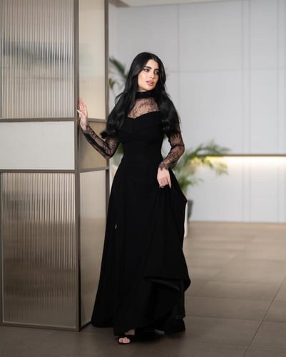 فستان سهرة نوره المخملي بالدانتيل الفاخر