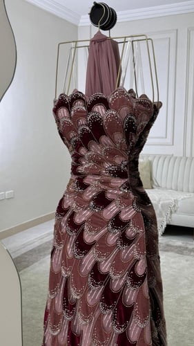 فساتين سهرات وردية فاخرة | دانتيل ملكي أنيق للمناس...