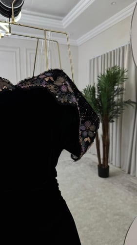 فستان لورين أسود مخملي مطرز للأمسيات الراقية