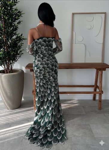 Elegant Emerald Evening Dress - فستان سهرة زمردي أ...