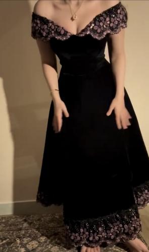 فستان لورين أسود مخملي مطرز للأمسيات الراقية