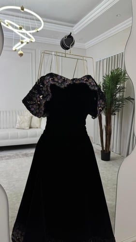 فستان لورين أسود مخملي مطرز للأمسيات الراقية