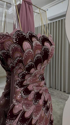 فساتين سهرات وردية فاخرة | دانتيل ملكي أنيق للمناس...