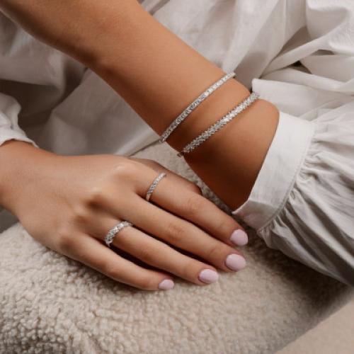 ‎ طقم نسائي أنيق بلون فضي