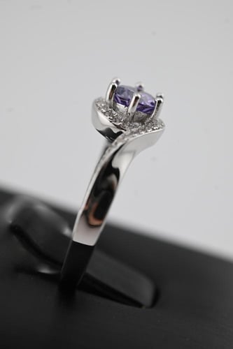 خاتم فضه عيار 925- تصميم الماس ابيض وبنفسجي فاتح